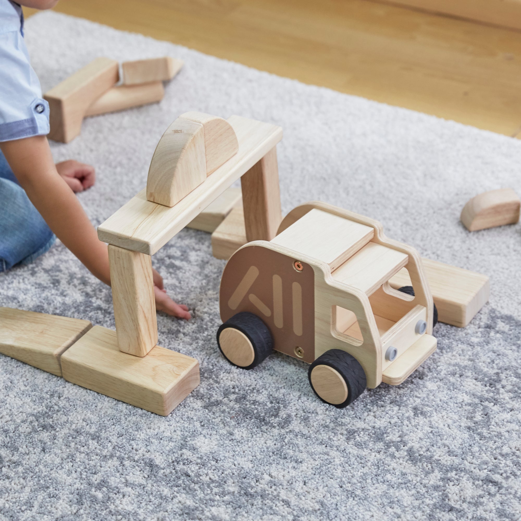 Plywood Garbage Truck